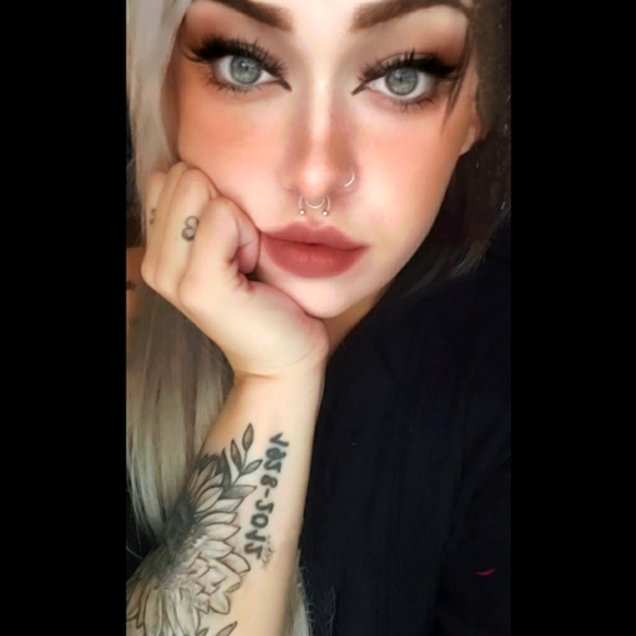 Meet your Posher, Beth - Picture 1 of 3